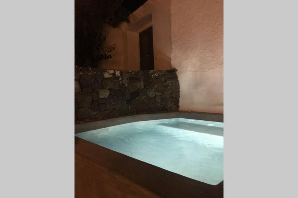 Villa Santorini Folia Cave House With Jacuzzi à Pýrgos Extérieur photo