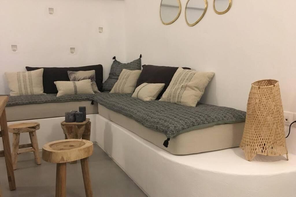 Villa Santorini Folia Cave House With Jacuzzi à Pýrgos Extérieur photo