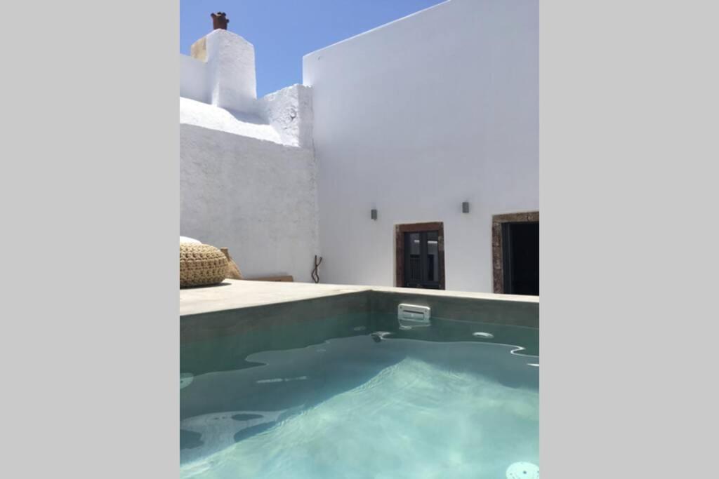 Villa Santorini Folia Cave House With Jacuzzi à Pýrgos Extérieur photo