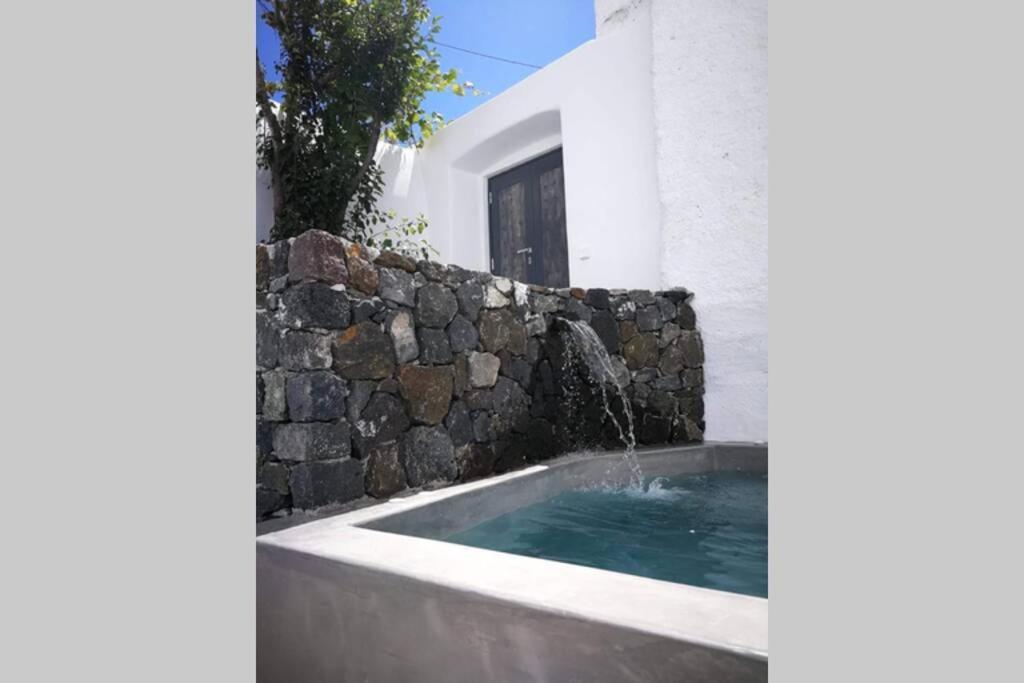 Villa Santorini Folia Cave House With Jacuzzi à Pýrgos Extérieur photo